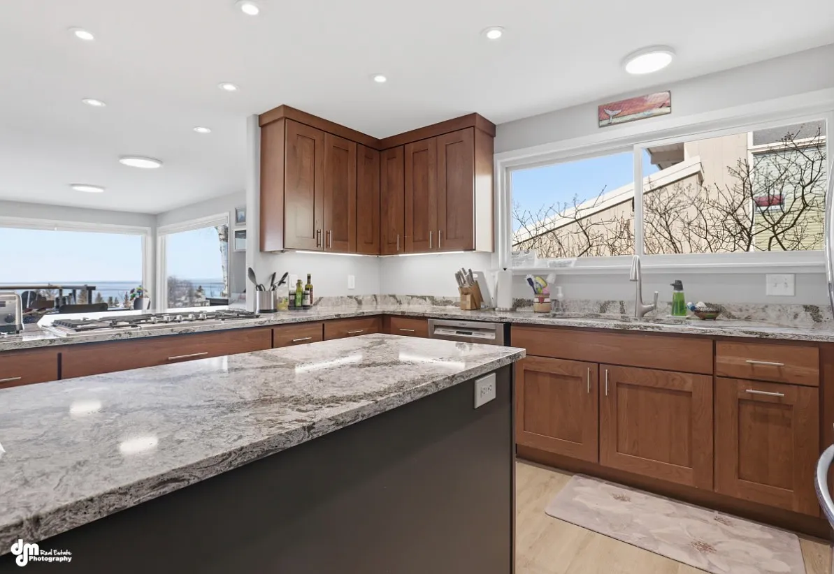6 bed, 4000 sqft, $7,400 — Photo 3