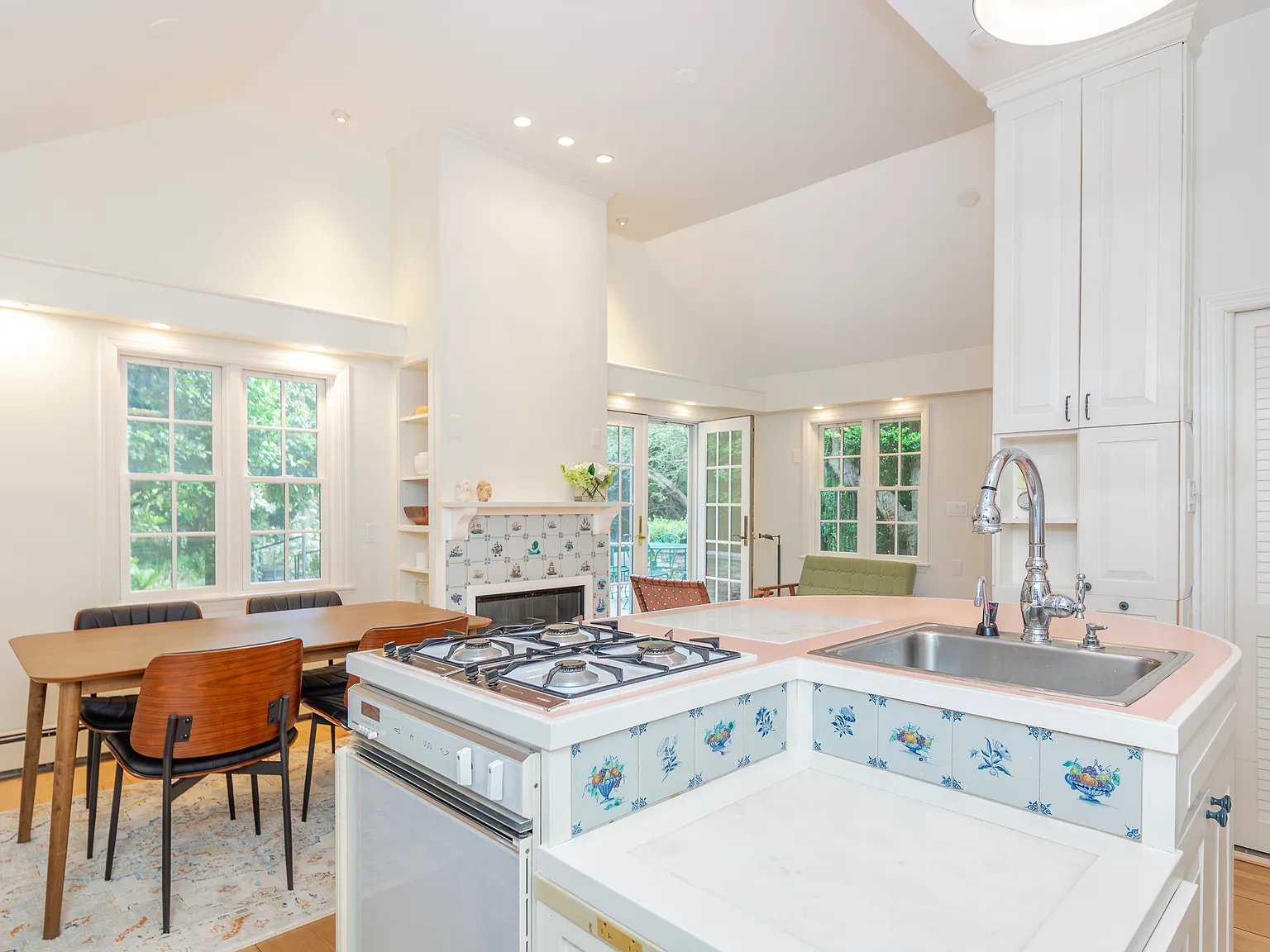 Storybook Cottage in the Heart of East Hampton Village — Photo 4