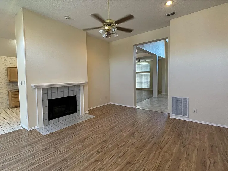 1409 Burlington Dr — Photo 2