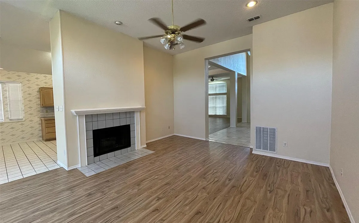 Building Photo - 1409 Burlington Dr