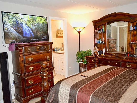 4th image of 18361 Glen Oak Ave APT A