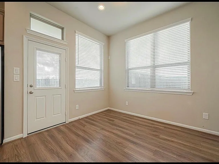 8700 Laurel Crest Dr — Photo 15