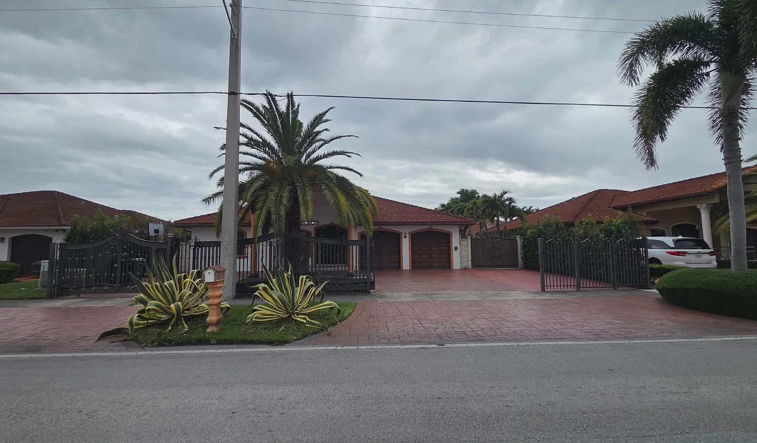 4 bed, 2492 sqft, $5,500 — Photo 2