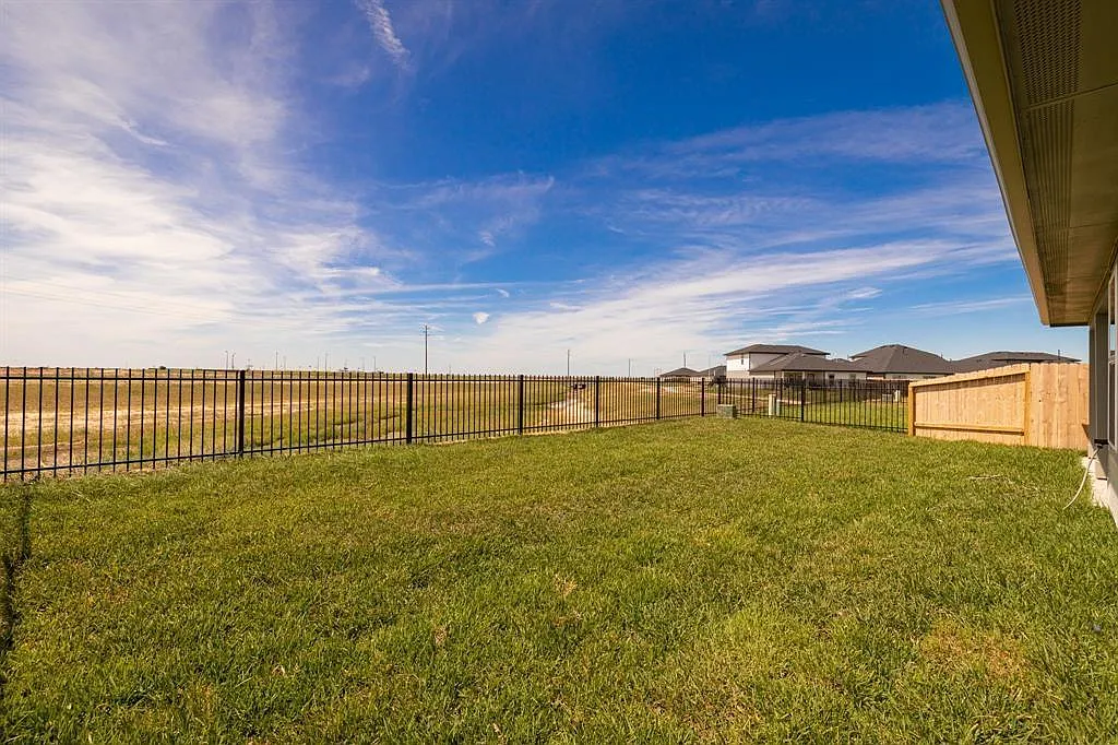 4 bed, 2.0 bath, 2031 sqft, $2,349 — Photo 3