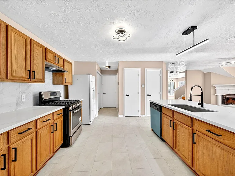 15014 Middle Oaks Blvd — Photo 18