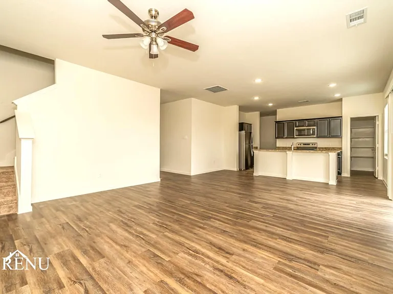 692 Wellington Dr — Photo 6