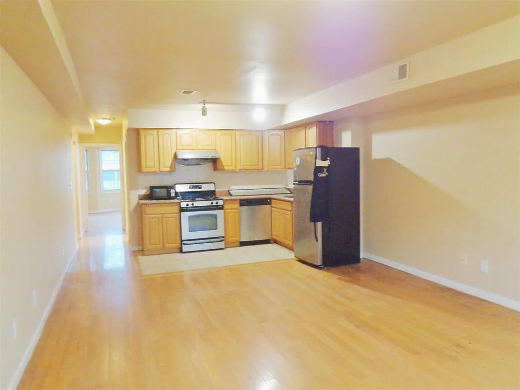 3 bed, 3.5 bath, 1700 sqft, $2,400 — Photo 2