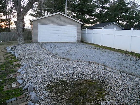 5th image of 875 Chickasaw Dr