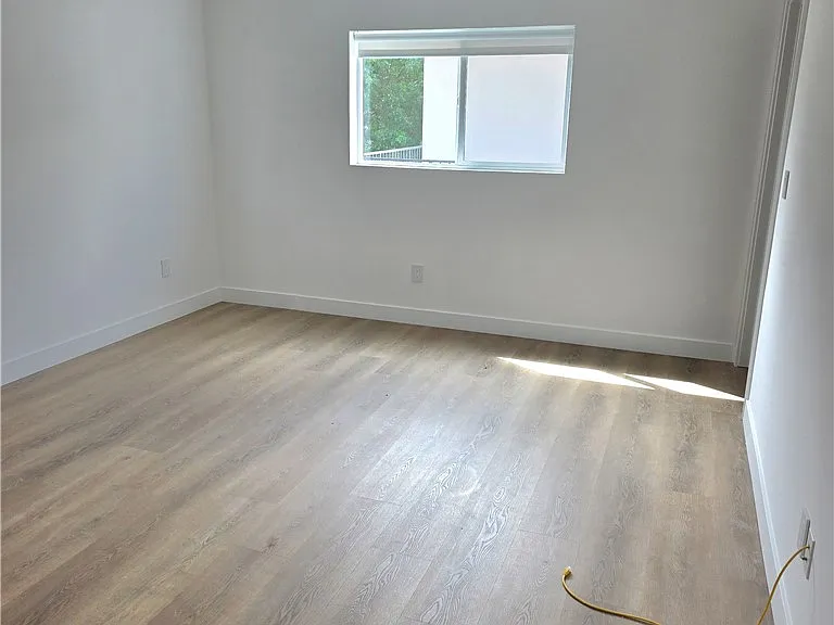 14169 Calvert St — Photo 7