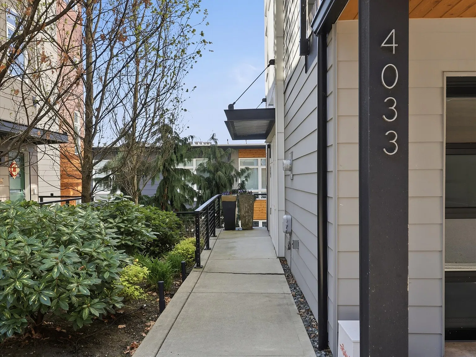 3 bed, 3.5 bath, 2409 sqft, $4,950 — Photo 2