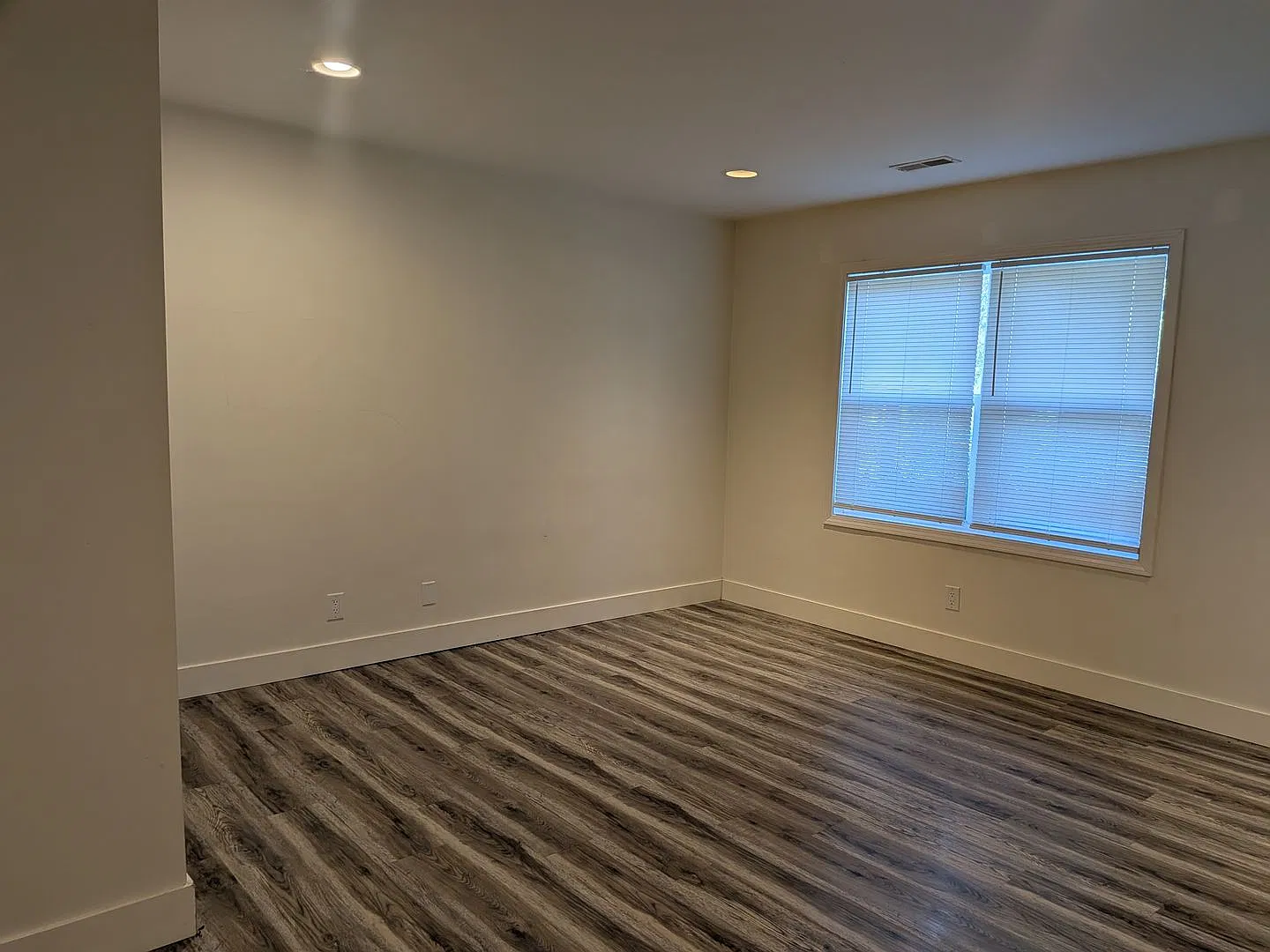 Adorable 3 Bed 2 Bath Single Family Home! — Photo 4