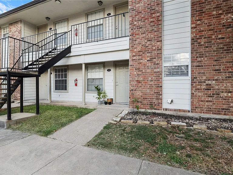 2100 Southwood Dr #22 — Photo 1