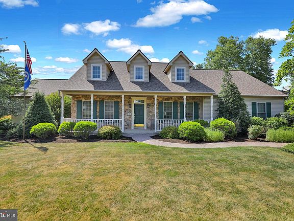 3rd image of 8 Bentley Ln