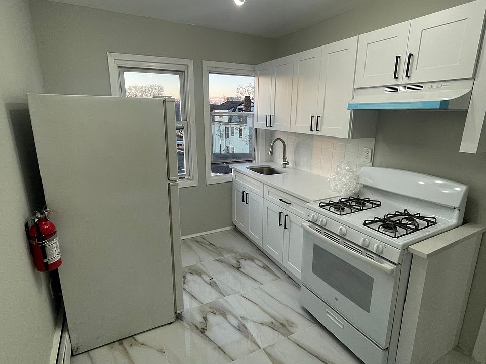 1st image of 158 N 12th St APT 3