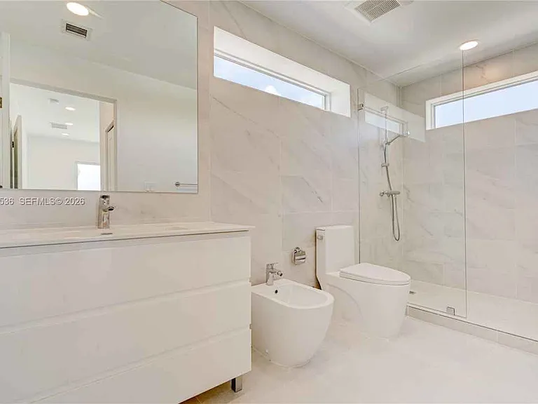 816 84th St — Photo 9