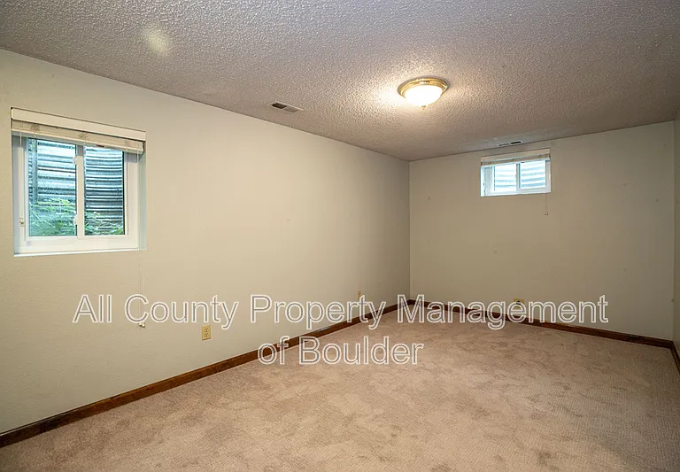 470 W Sutton Cir — Photo 15