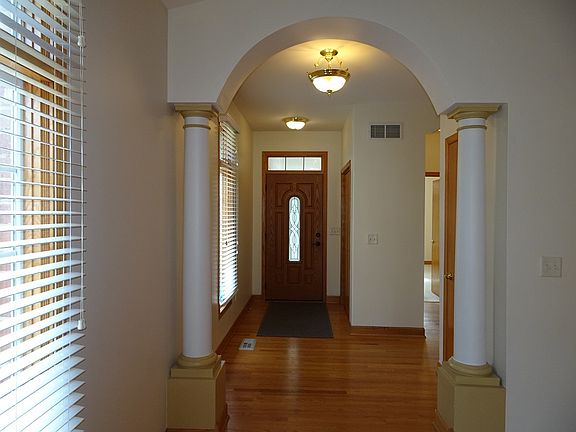 4th image of 7010 Irene Courtyard