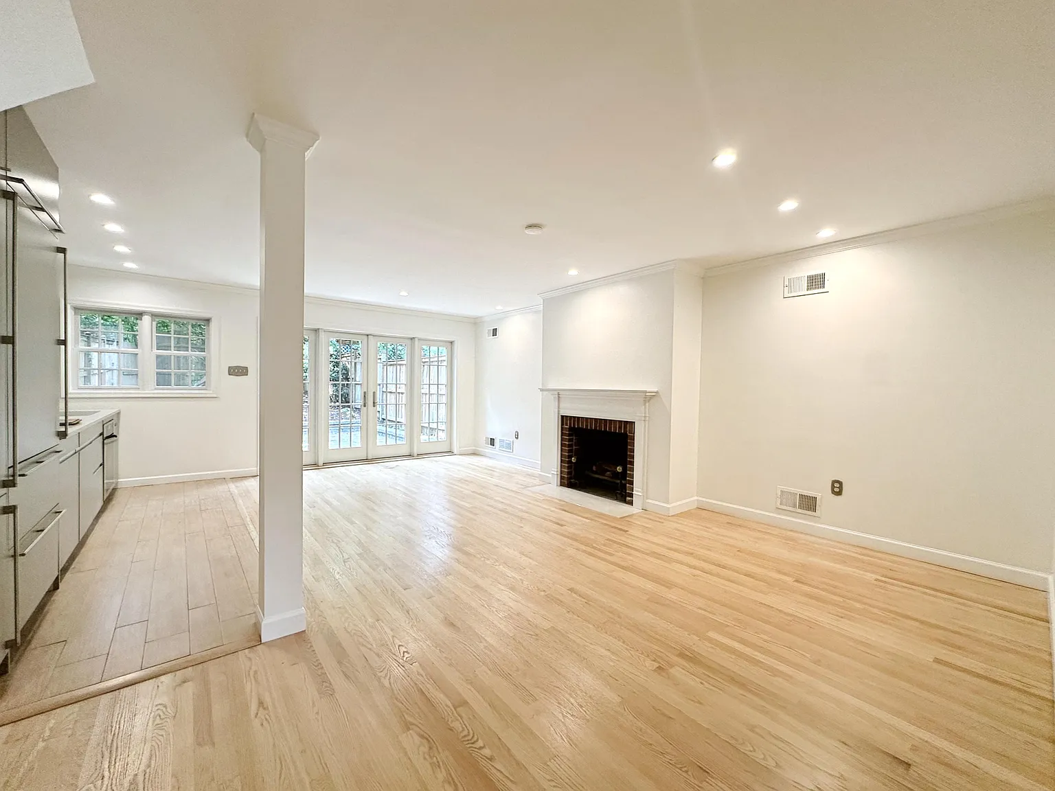 3 bed, 1600 sqft, $10,000 — Photo 2