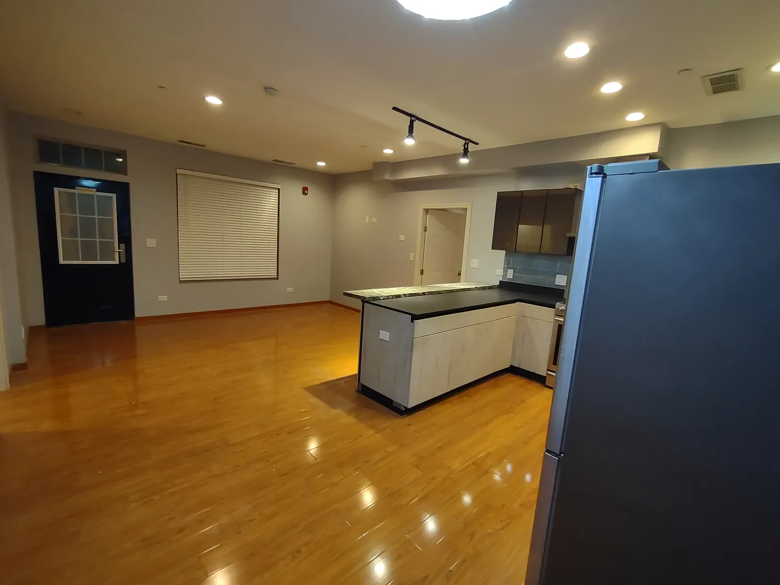 2 bed, 1200 sqft, $2,500 — Photo 2