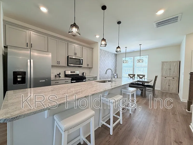3 bed, 2.5 bath, 1824 sqft, $1,995 — Photo 2