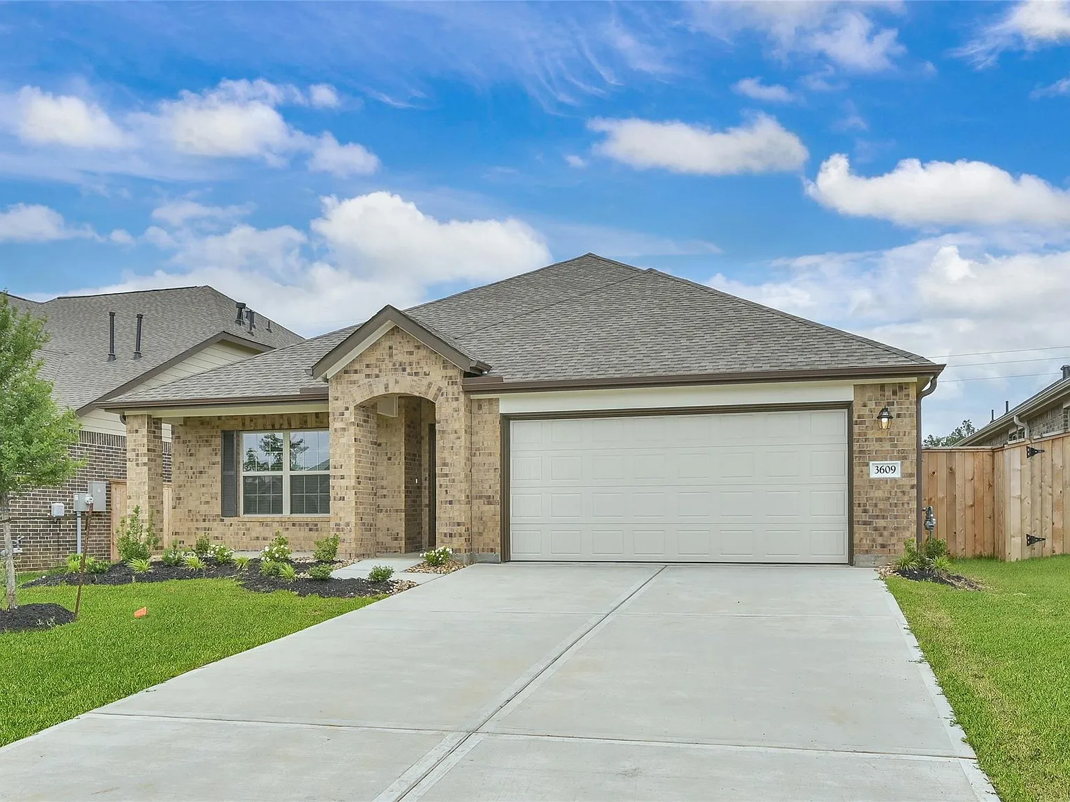 4 bed, 2.0 bath, 1932 sqft, $2,100 — Photo 2