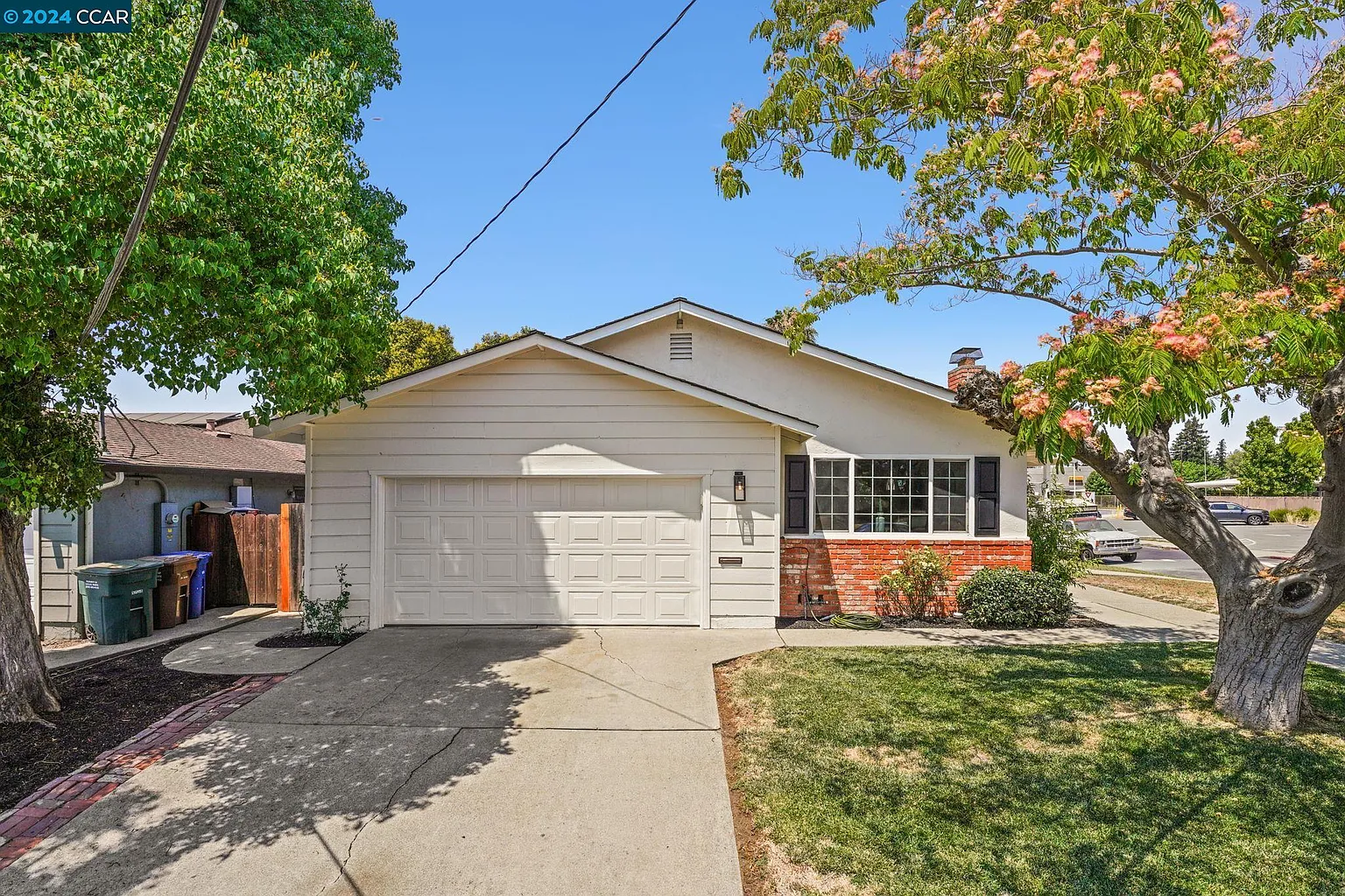 3597 Thunderbird Dr photo 1