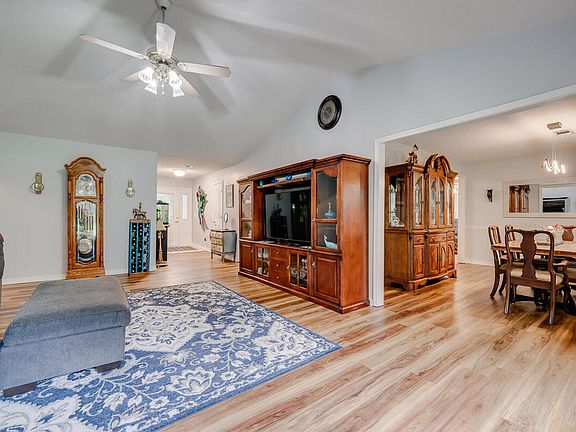 5th image of 6 Tanglewood Ln