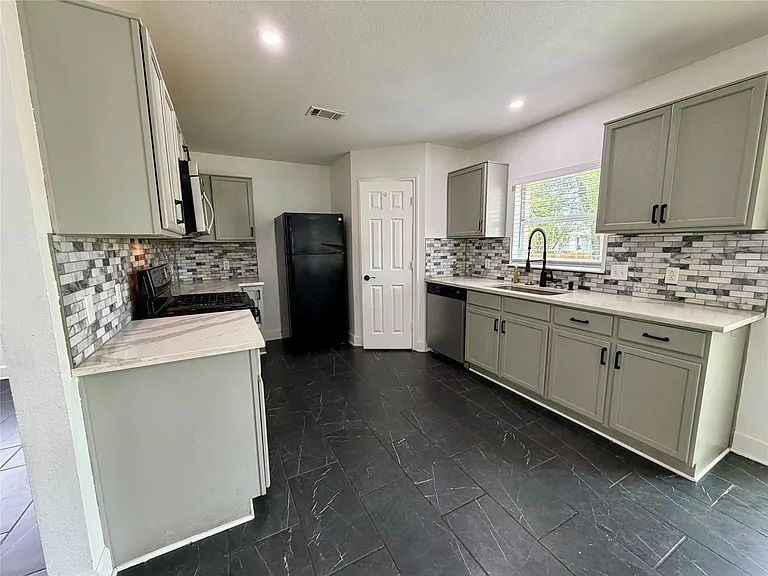 804 Tapestry Cv — Photo 9