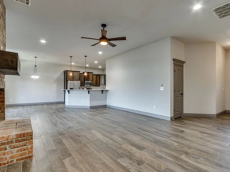 6133 Oxnard St — Photo 8