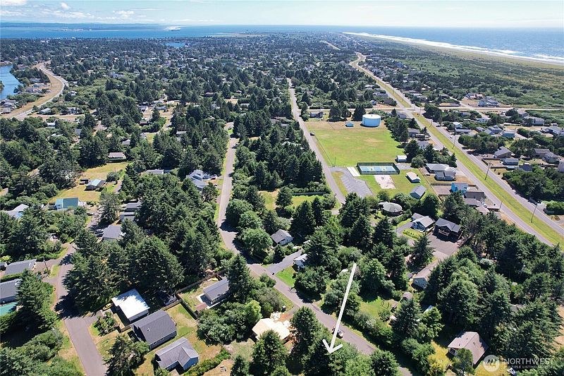 3rd image of 372 Cygnus Avenue SW