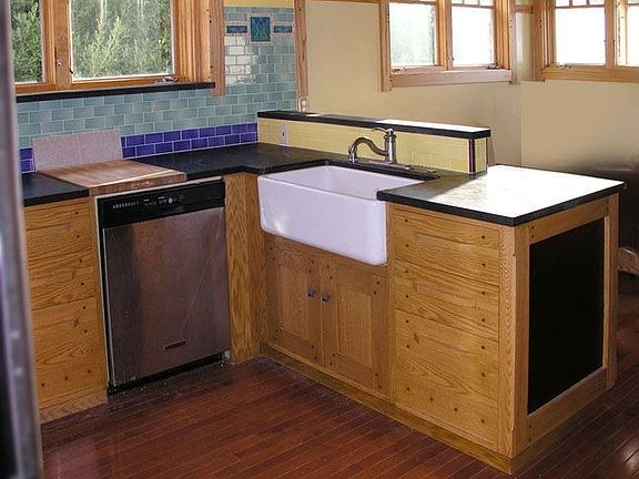 upper unit kitchen in Craftsman style