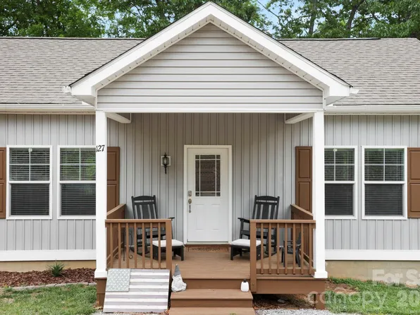 127 Cairens Ridge Dr, Mills River, NC 28759