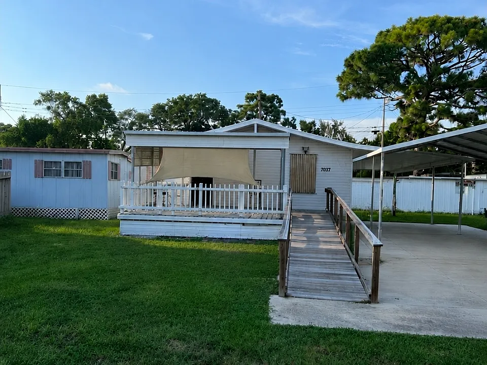 7037 Commons Blvd