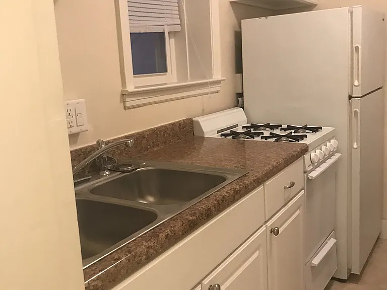 Castle Court Apartments - Midtown — Photo 27