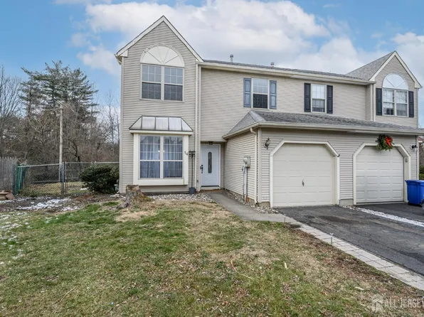 14 Ravenwood Ct, Freehold, NJ 07728