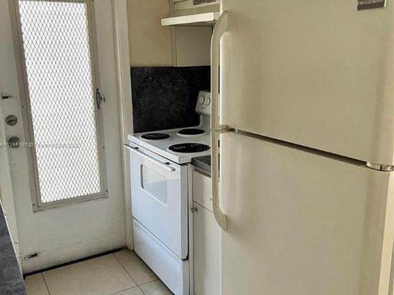 5th image of 16120 NE 19th Ct APT 3