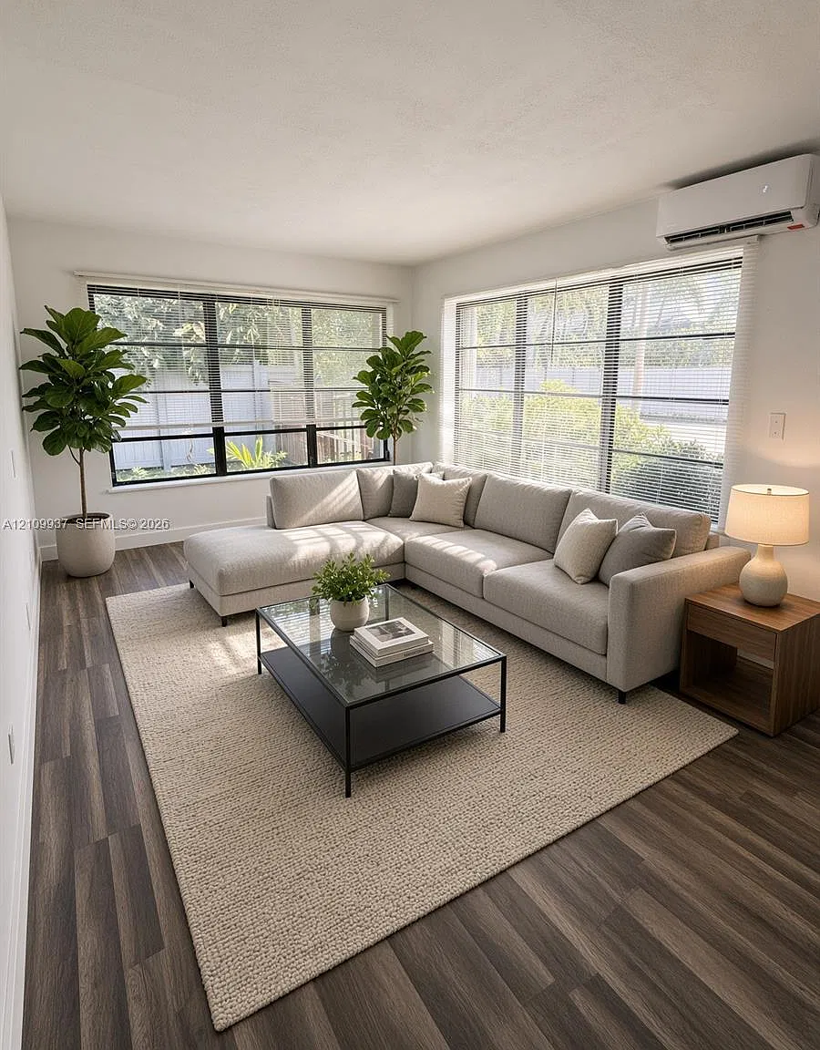 Hollywood Lakes Section — Photo 1