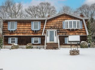 23 Albertine Pl, Oak Ridge, NJ 07438