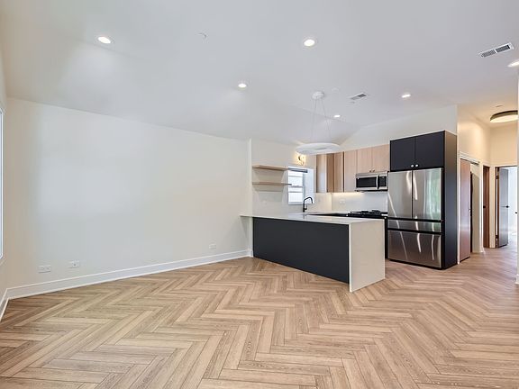 4th image of 1655 W Superior St #2