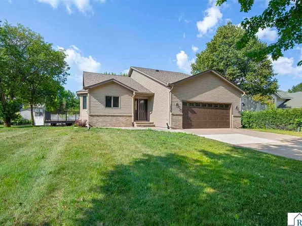 1676 Castle Dr, North Mankato, MN 56003