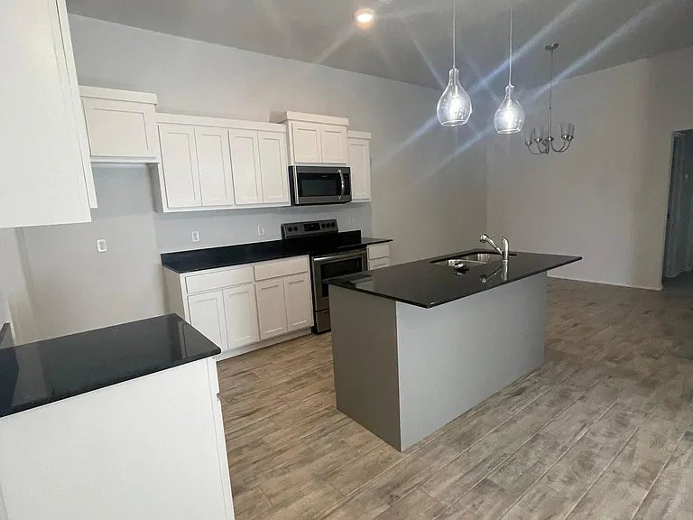 936 Chase Ln — Photo 3