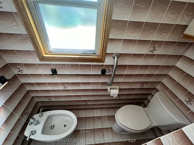 9 Dewlane Dr #MAIN FLOOR — Photo 16