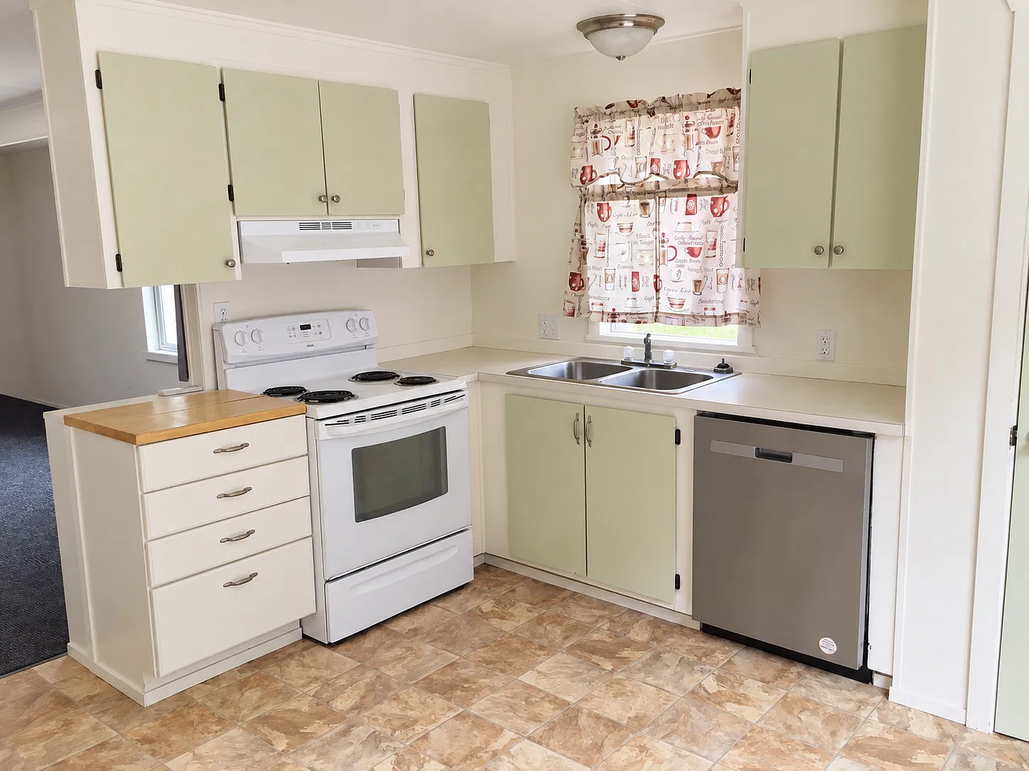 3 bed, 924 sqft, $1,250 — Photo 2