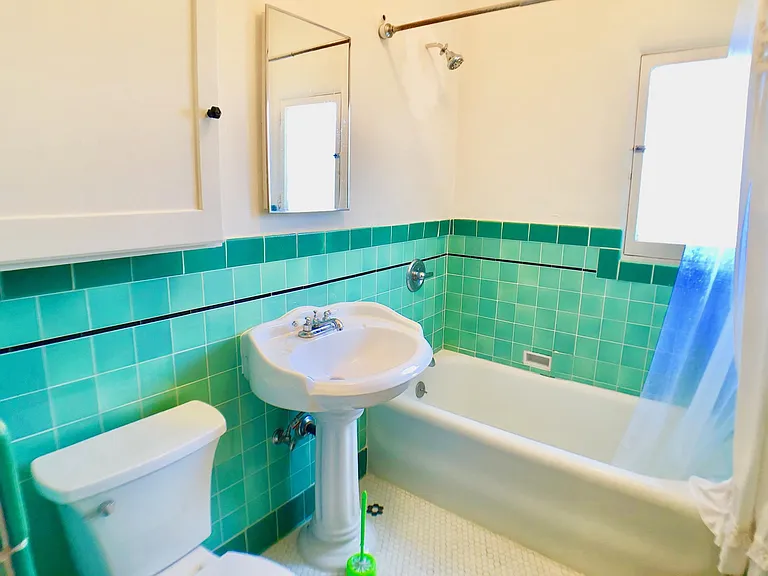 1352 W 10th St #3 — Photo 17