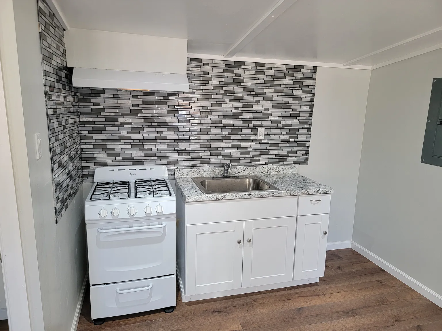 1 bed, 384 sqft, $1,350 — Photo 2
