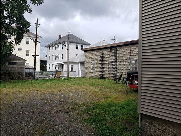 4th image of 81 School St