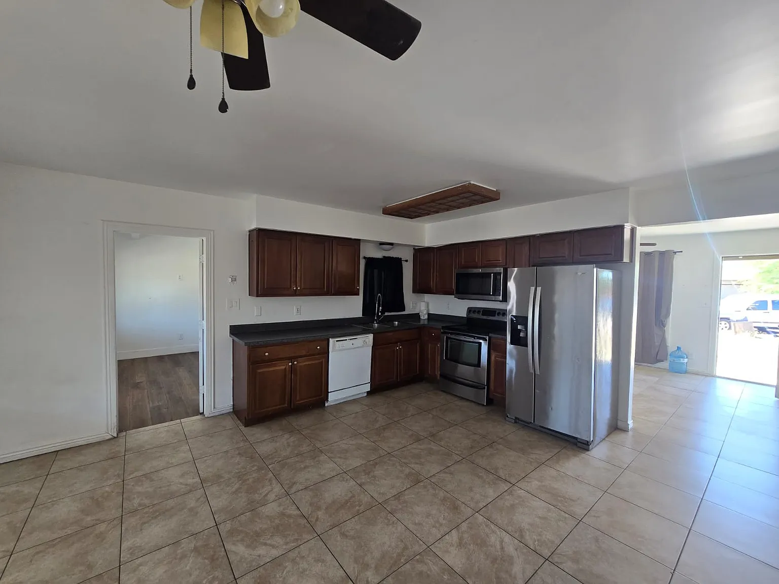 3 bed, 1080 sqft, $2,700 — Photo 2