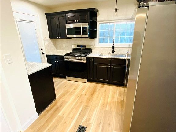 3rd image of 431 Southward Dr