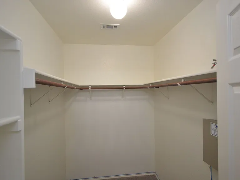 1803 Warwick Cv — Photo 16