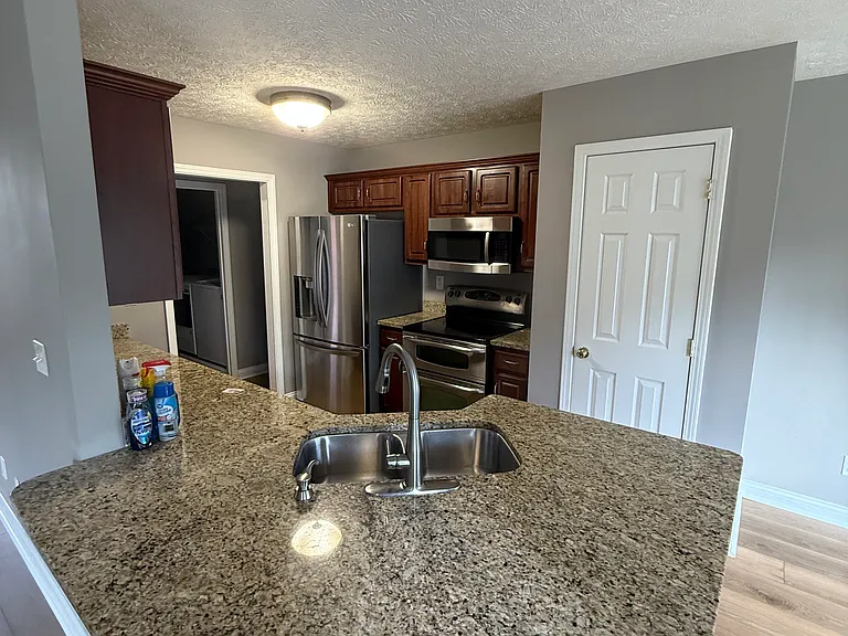 1303 Bostwick Ln — Photo 7